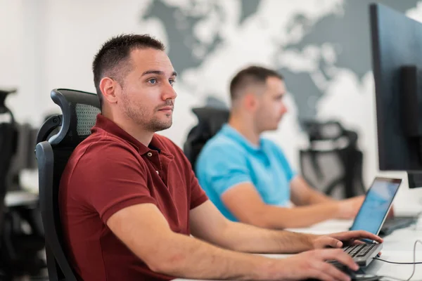 Gruppe Von Gelegenheitsunternehmern Die Einem Desktop Computer Einem Modernen Großraumbüro — Stockfoto