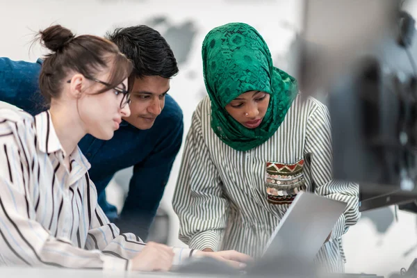 Çok Irklı Girişimci Arap Kadın Takımı Modern Açık Planlı Ofis — Stok fotoğraf