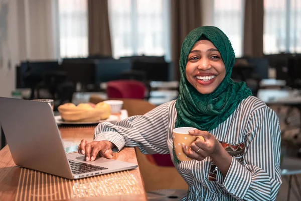 Empresária Muçulmana Africana Vestindo Hijab Verde Bebendo Chá Enquanto Trabalhava — Fotografia de Stock