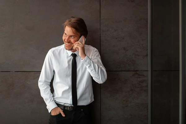 Empresário Iniciante Uma Camisa Branca Com Laço Preto Usando Smartphone — Fotografia de Stock