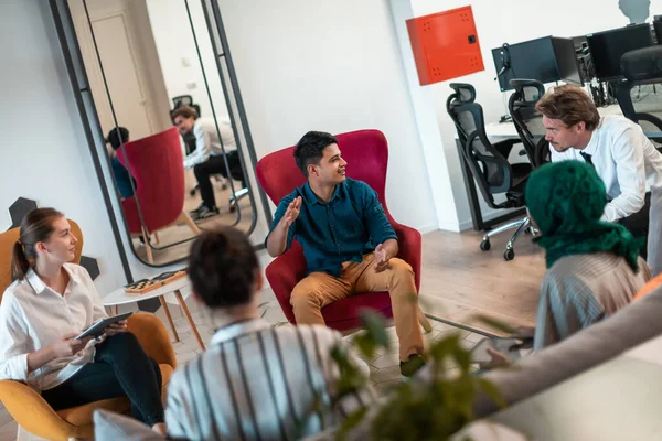 Multietnisk Start Business Team Som Har Brainstorming Relaxavdelning Moderna Kontor — Stockfoto