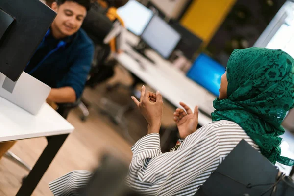 Çok Irklı Girişimci Arap Kadın Takımı Modern Açık Planlı Ofis — Stok fotoğraf