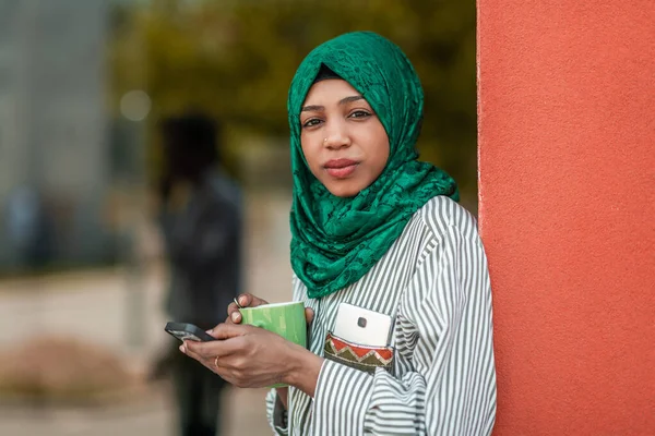 Empresária Muçulmana Africana Com Hijab Verde Usando Smartphone Durante Uma — Fotografia de Stock