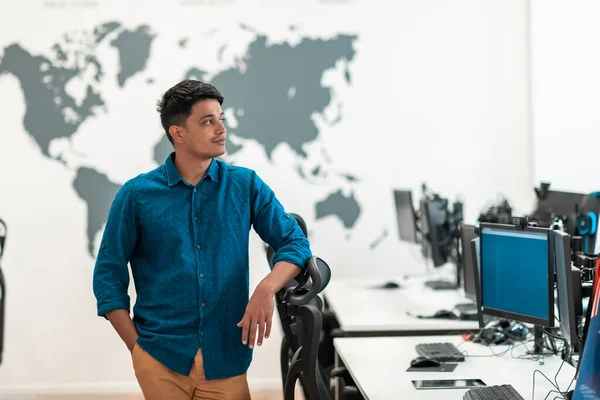 Portrait Von Gelegenheitsunternehmern Führer Stehend Vertrauen Bei Working Space Small — Stockfoto