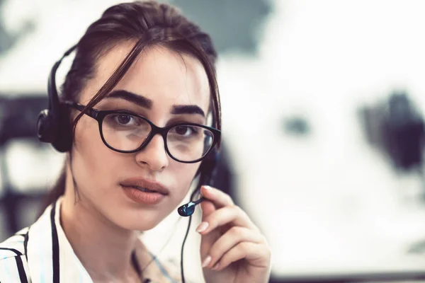 Business Technologie Concept Hulplijn Vrouwelijke Operator Met Hoofdtelefoon Een Call — Stockfoto