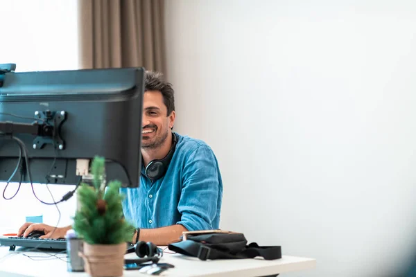 Lavoro Casuale Computer Desktop Moderno Open Space Avvio Ufficio Interno — Foto Stock