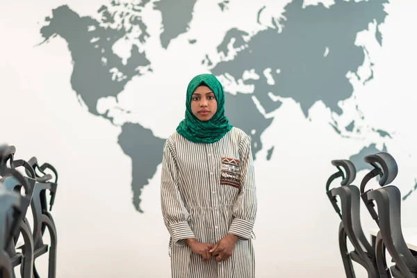 Portrait Muslim Perempuan Software Developer Green Hijab Standing Modern Open — Stok Foto