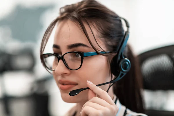 Business Technologie Concept Hulplijn Vrouwelijke Operator Met Hoofdtelefoon Een Call — Stockfoto