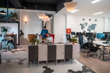 Modern açık planlama ofisindeki rahatlama alanının tadını çıkarırken farklı şeyler yaparak işten izin alan çok ırklı iş adamlarından oluşan bir grup. Yüksek kalite fotoğraf