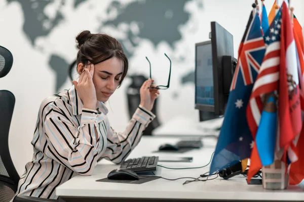 Schöne Schockierte Und Genervte Junge Frau Die Auf Ihren Laptop — Stockfoto