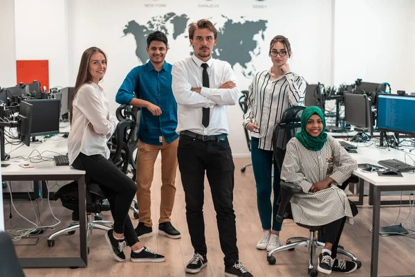 Retrato Joven Equipo Empresarial Multiétnico Emocionado Desarrolladores Software Pie Mirando — Foto de Stock