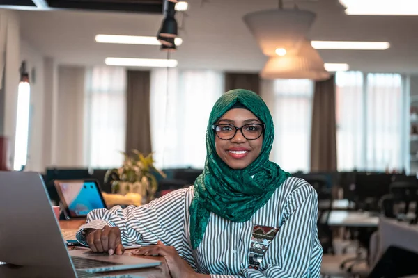 Empresária Vestindo Hijab Verde Usando Laptop Área Relaxamento Moderno Escritório — Fotografia de Stock