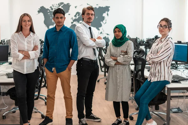 Retrato Joven Equipo Empresarial Multiétnico Emocionado Desarrolladores Software Pie Mirando — Foto de Stock