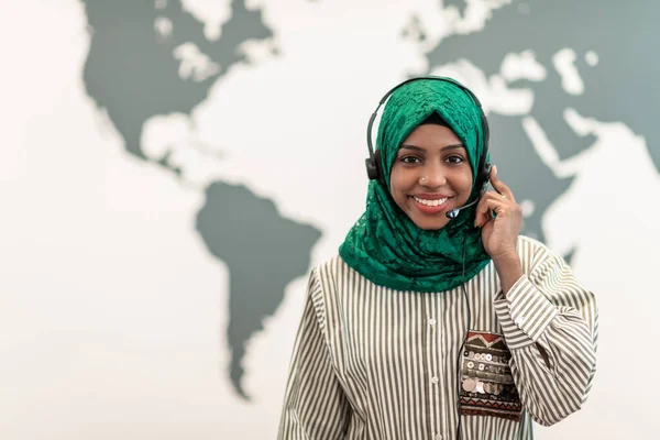 Afro Muselman Kvinna Med Grön Hijab Halsduk Kund Representant Affärskvinna — Stockfoto