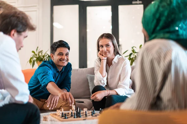 Multiethnische Gruppe Von Geschäftsleuten Die Schach Spielen Während Sie Ruhebereich — Stockfoto