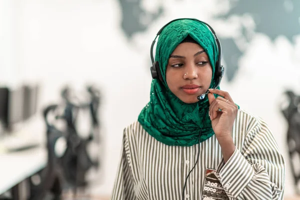 Afro Moslim Vrouw Met Groene Hijab Sjaal Klant Vertegenwoordiger Zakenvrouw — Stockfoto