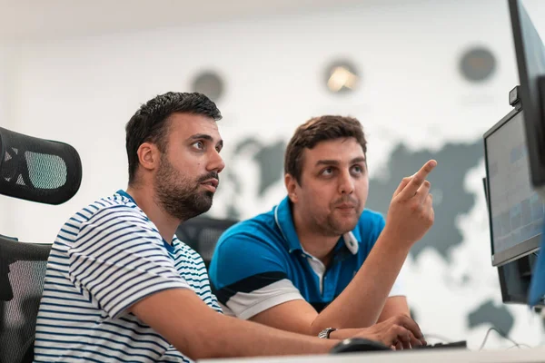 Groep Van Casual Zakenmensen Die Werken Een Desktop Computer Moderne — Stockfoto