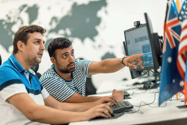 Grupo Hombres Negocios Casuales Que Trabajan Una Computadora Escritorio Interior —  Fotos de Stock