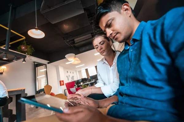 Multiethnic Zakenmensen Man Met Een Vrouwelijke Collega Werken Samen Tablet — Stockfoto