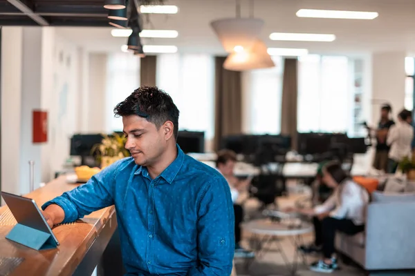 Gelegenheitsunternehmer Mit Kopfhörern Den Laptop Für Ein Online Meeting Selektiver — Stockfoto