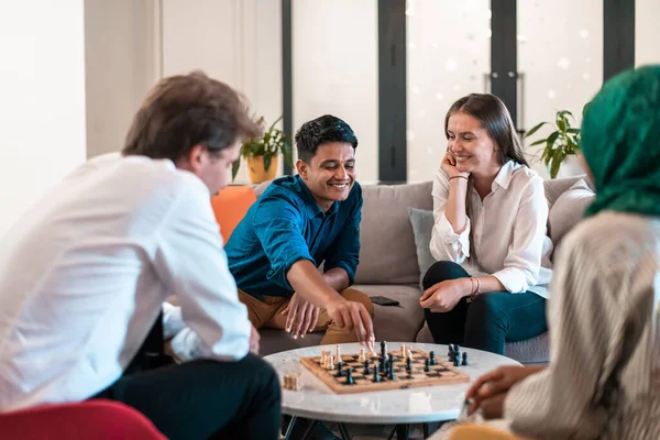 Multietnická Skupina Podnikatelů Kteří Hrají Šachy Zatímco Mají Přestávku Relaxačním — Stock fotografie