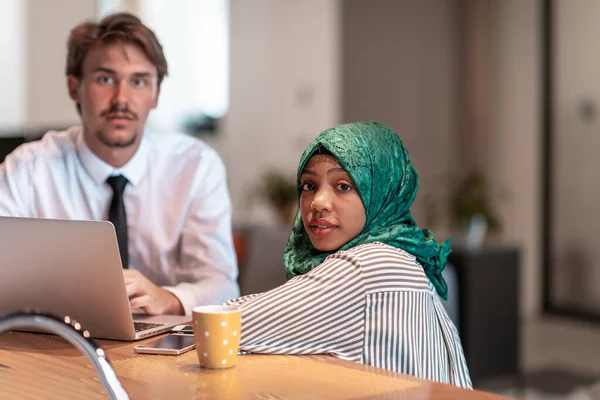Nemzetközi Multikulturális Üzleti Csapat Férfi Muzulmán Hidzsábbal Együtt Dolgozik Okostelefon — Stock Fotó