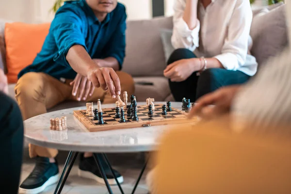 Multiethnische Gruppe Von Geschäftsleuten Die Schach Spielen Während Sie Ruhebereich — Stockfoto