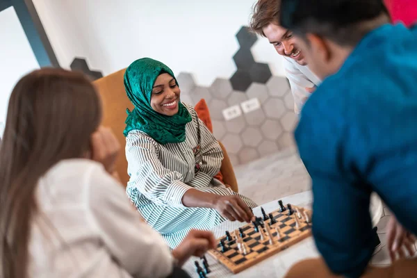 Multiethnische Gruppe Von Geschäftsleuten Die Schach Spielen Während Sie Ruhebereich — Stockfoto
