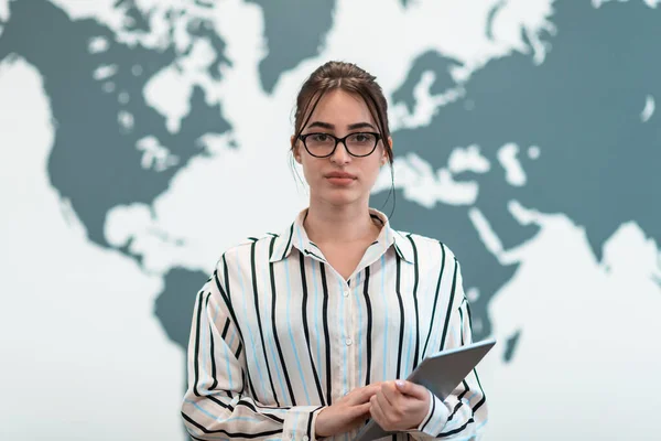 Porträt einer Geschäftsfrau in lässiger Kleidung, die einen Tablet-Computer im modernen Großraumbüro eines Start-ups in der Hand hält. Selektiver Fokus — Stockfoto