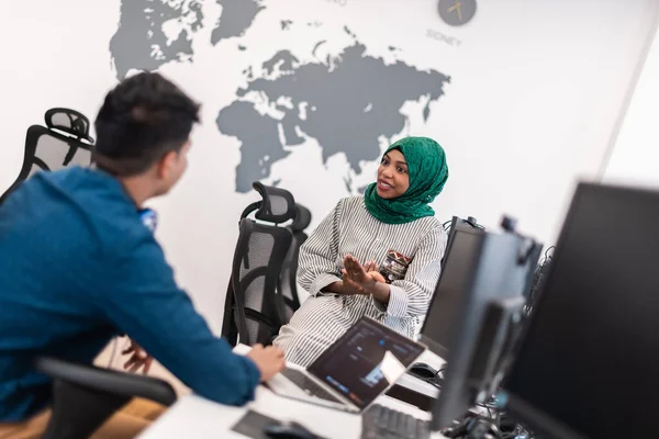 Multiethnic startup business team vrouw het dragen van een hijab op vergadering in moderne open kantoorinterieur brainstormen, werken aan laptop en desktop computer. Selectieve focus — Stockfoto