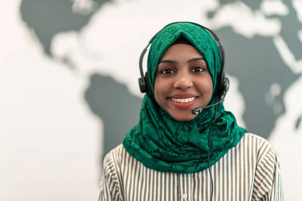 携帯電話のヘッドセットと緑のヒジャーブスカーフ顧客の代表的なビジネス女性とイスラム教徒の女性は、現代のコールセンターで顧客とオンラインで助けとサポート — ストック写真