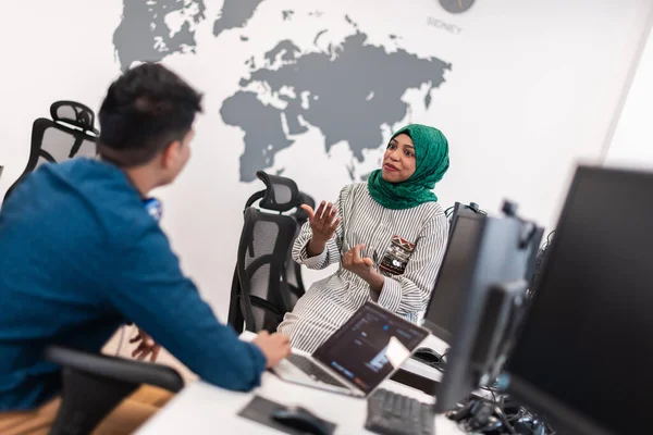 Multietnisk start business team Arabiska kvinna bär en hijab på möte i modern öppen planlösning kontor interiör brainstorming, arbetar på bärbar dator och stationär dator. Selektiv inriktning — Stockfoto