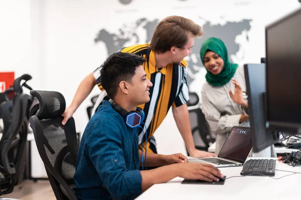 Multiethnic startup business team žena nosí hidžáb na setkání v moderním open plan office interiéru brainstorming, pracuje na notebooku a stolním počítači. Selektivní zaměření — Stock fotografie