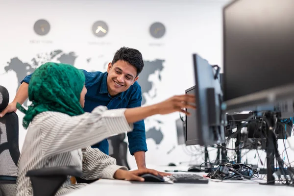 Multiétnica startup mulher equipe de negócios vestindo um hijab em reunião em moderno plano aberto escritório interior brainstorming, trabalhando em laptop e computador desktop. Foco seletivo — Fotografia de Stock