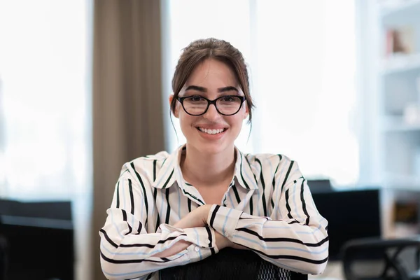 Портрет ділової жінки в повсякденному одязі з окулярами при сучасному стартапі відкритий план офісного інтер'єру. Вибірковий фокус — стокове фото