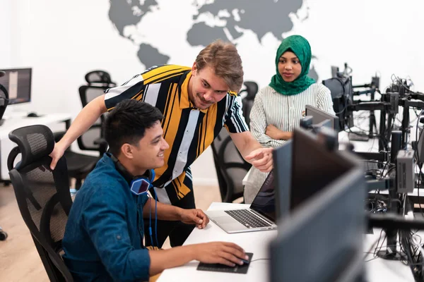 Multiethnische Start-up-Business-Team Frau trägt einen Hidschab bei einem Treffen in modernen Großraumbüro Interieur Brainstorming, arbeiten auf Laptop und Desktop-Computer. Selektiver Fokus — Stockfoto