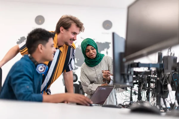 Multiethnische Start-up-Business-Team Frau trägt einen Hidschab bei einem Treffen in modernen Großraumbüro Interieur Brainstorming, arbeiten auf Laptop und Desktop-Computer. Selektiver Fokus — Stockfoto