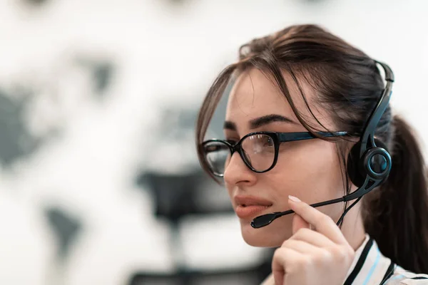 Üzleti és technológiai koncepció - segélyvonal női operátor fülhallgatóval call centerben.Business nő headset dolgozik egy call center — Stock Fotó