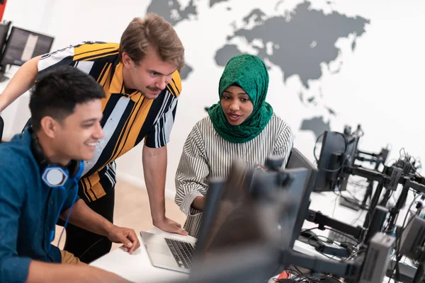Multiethnic startup business team kobieta w hidżabie na spotkanie w nowoczesnym otwartym planie biurowej burzy mózgów, pracy na laptopie i komputerze stacjonarnym. Skupienie selektywne — Zdjęcie stockowe