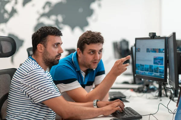 Grupo de hombre de negocios casual que trabaja en la computadora de escritorio en el interior moderno de la oficina de inicio de plan abierto. Enfoque selectivo —  Fotos de Stock