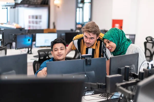 Multiethnic startup business team kobieta w hidżabie na spotkanie w nowoczesnym otwartym planie biurowej burzy mózgów, pracy na laptopie i komputerze stacjonarnym. Skupienie selektywne — Zdjęcie stockowe