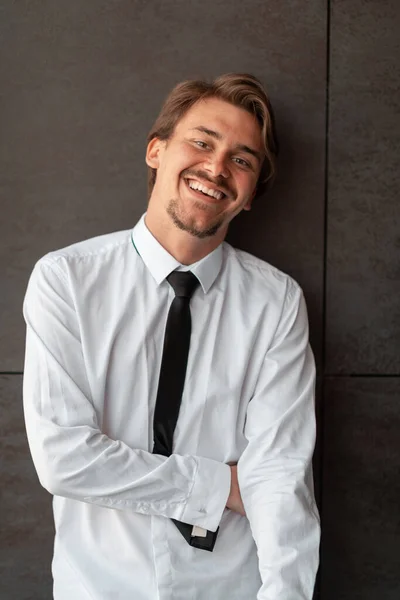 Πορτρέτο του επιχειρηματία startup σε λευκό πουκάμισο με μαύρη γραβάτα στέκεται μπροστά από το γκρι τοίχο έξω — Φωτογραφία Αρχείου