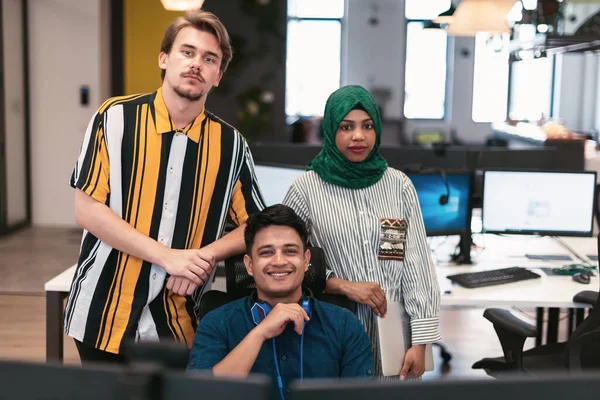Multiethnique start-up business team femme portant un hijab sur la réunion dans moderne open plan bureau intérieur remue-méninges, travailler sur ordinateur portable et ordinateur de bureau. Concentration sélective — Photo