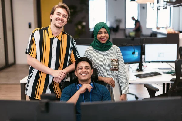 Мультиэтничный стартап бизнес-команды женщина носит хиджаб на встрече в современном открытом плане офисного внутреннего мозгового штурма, работает на ноутбуке и настольном компьютере. Селективный фокус — стоковое фото