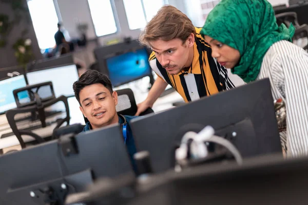 Multiethnische Start-up-Business-Team Frau trägt einen Hidschab bei einem Treffen in modernen Großraumbüro Interieur Brainstorming, arbeiten auf Laptop und Desktop-Computer. Selektiver Fokus — Stockfoto