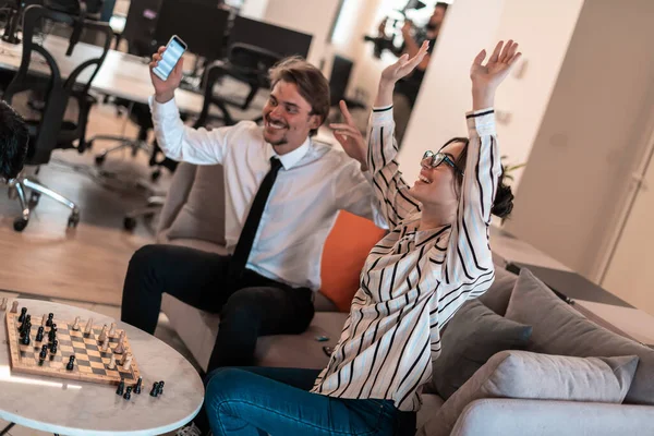 Grupo multiétnico de personas de negocios que juegan al ajedrez mientras tienen una pausa en el área de relajación en la moderna oficina de startups —  Fotos de Stock