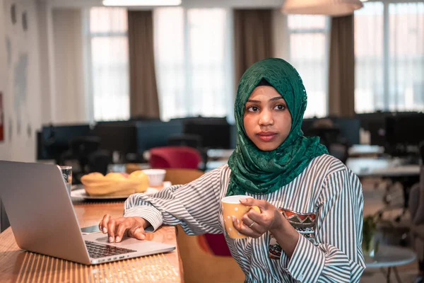 Afrikanische Muslimische Geschäftsfrau Grünen Hidschab Trinkt Tee Während Sie Ruhebereich — Stockfoto