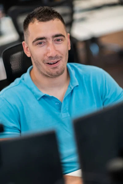 現代のオープンプランスタートアップオフィスのインテリアでデスクトップコンピュータ上で働くカジュアルビジネスマン 選択的フォーカス 高品質の写真 — ストック写真