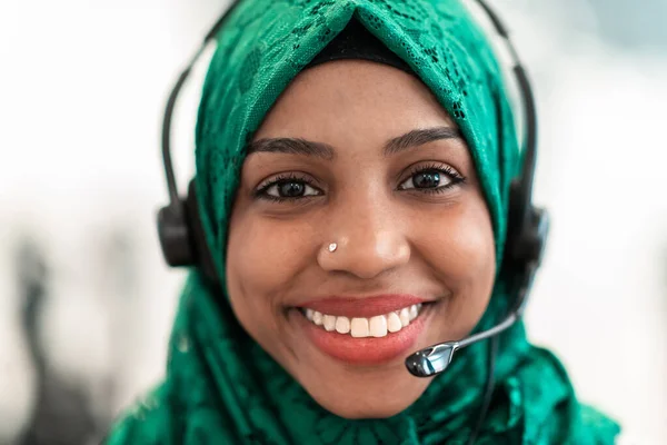 Afro Muslim Female Green Hijab Scarf Customer Representative Businesswoman Phone — Stock Photo, Image