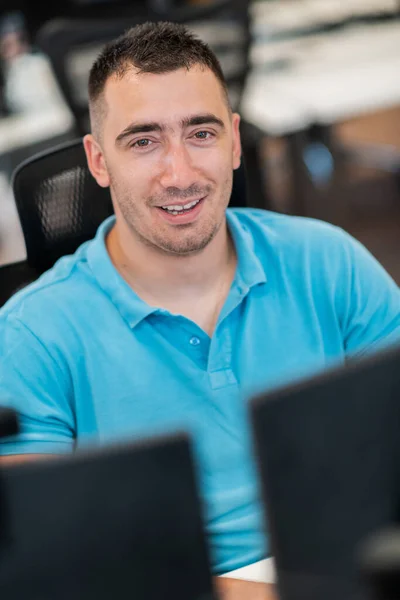 Casual Businessman Working Desktop Computer Modern Open Plan Startup Office — Stock Photo, Image
